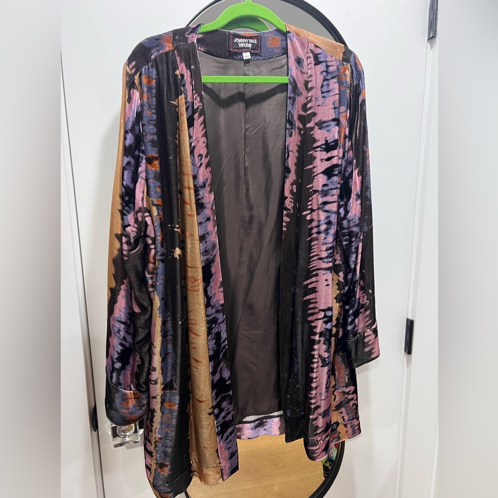 JOHNNY WAS velvet kimono with pockets size Large. EUC. Length 34” Pit to Pit 25”